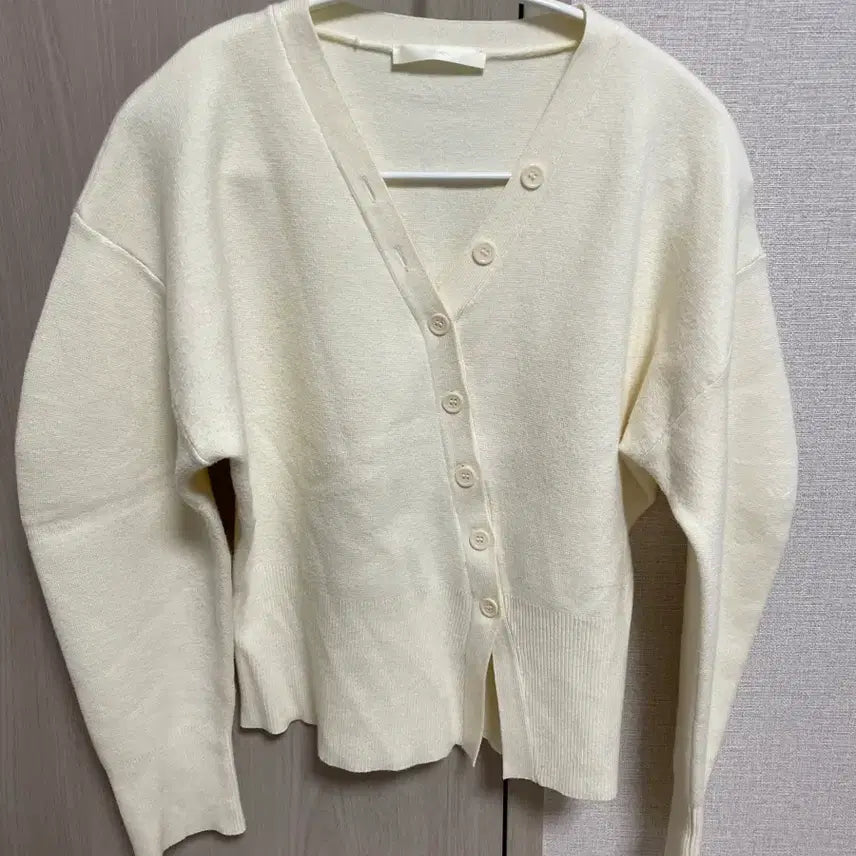 [BUNJANG] ahwe V-Neck Ivory Cardigan / ahwe 브이넥 가디건