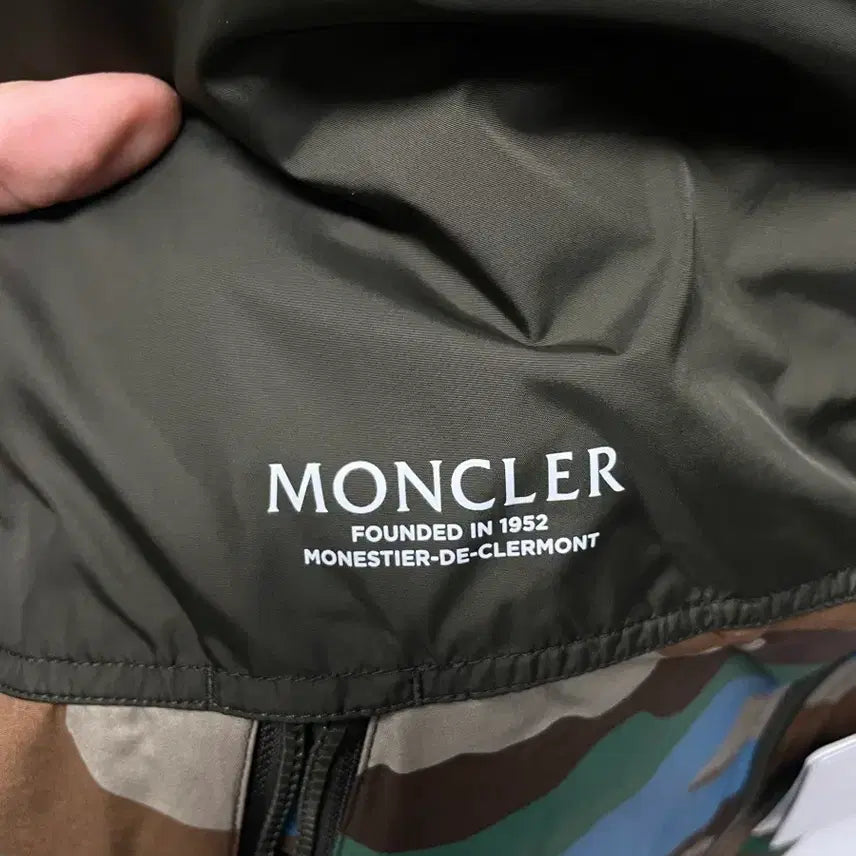 [BUNJANG] Moncler Kunde Camouflage Hooded Windbreaker Jacket [Size 4] / [새상품급/택구성] 몽클레어 쿤데 카모플라쥬 후드 바람막이 자켓 [4]