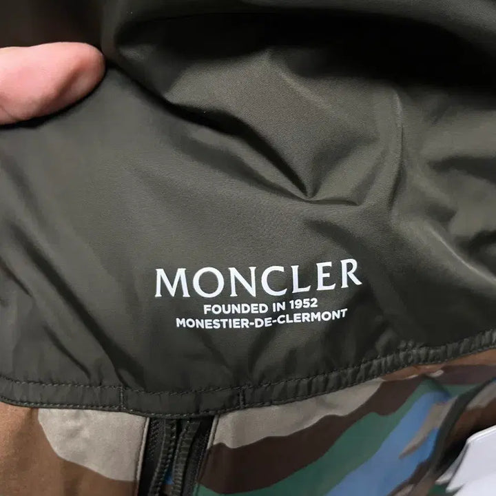 [BUNJANG] Moncler Kunde Camouflage Hooded Windbreaker Jacket [Size 4] / [새상품급/택구성] 몽클레어 쿤데 카모플라쥬 후드 바람막이 자켓 [4]