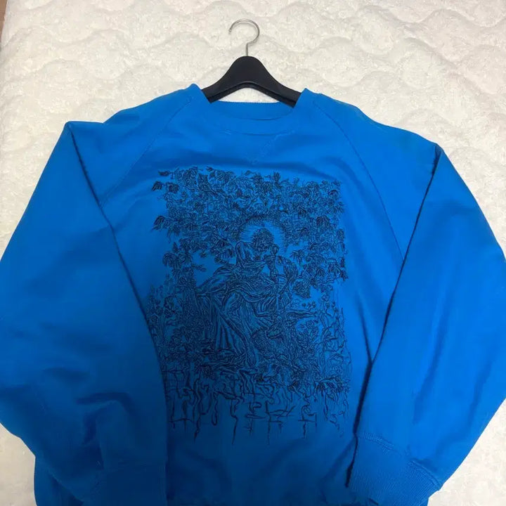 [BUNJANG] Songzio Blue Embroidered Sweatshirt / 송지오 블루 자수 맨투맨