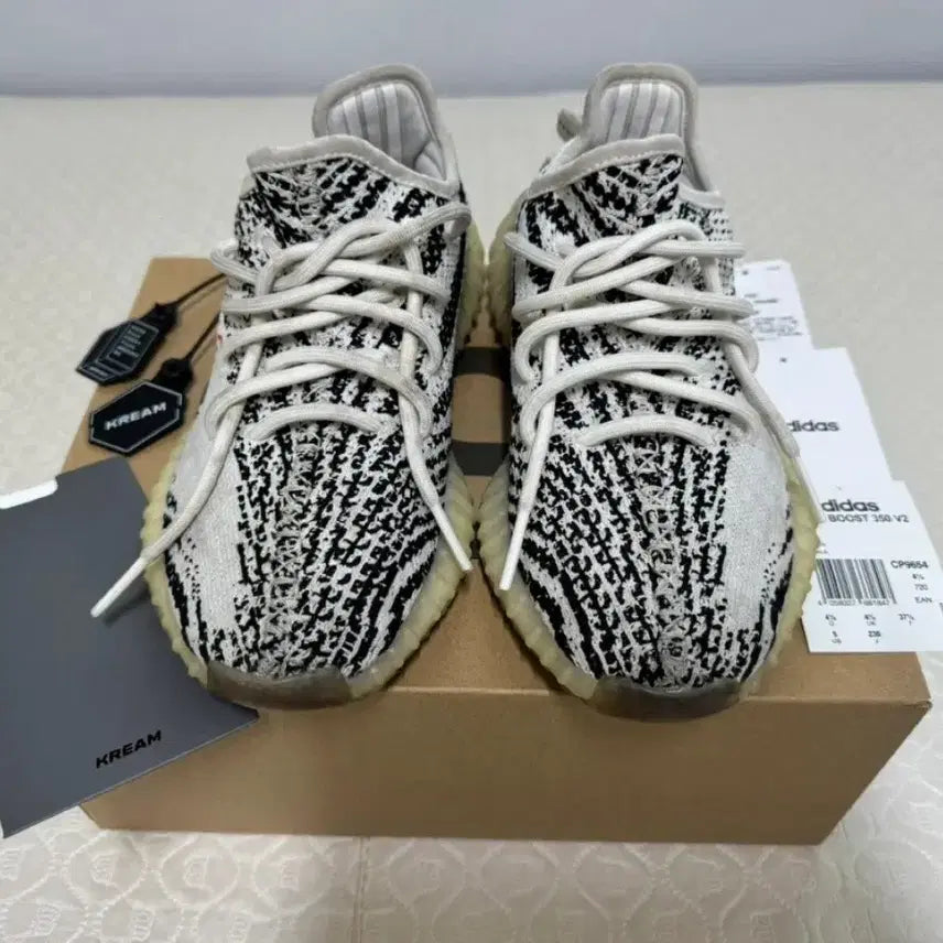 [BUNJANG] Adidas Yeezy Boost 350 V2 Zebra Sneakers / 아디다스 이지부스트 350 V2 지브라