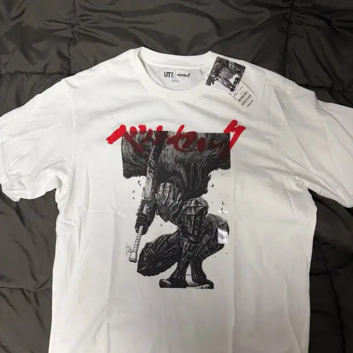 [BUNJANG] Uniqlo Berserk T-shirt / 새상품 유니클로 베르세르크 반팔티