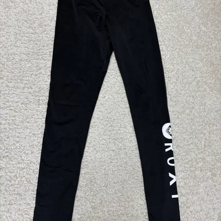 [BUNJANG] Roxy Black Leggings with Logo / 록시 블랙 레깅스 + 로고 포인트