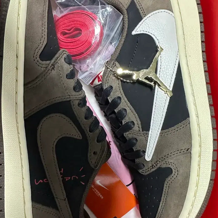 [BUNJANG] Nike Air Jordan 1 Travis Scott Low OG Sneakers / 나이키 에어 조던1 트래비스 스캇 로우 OG 250 나코택