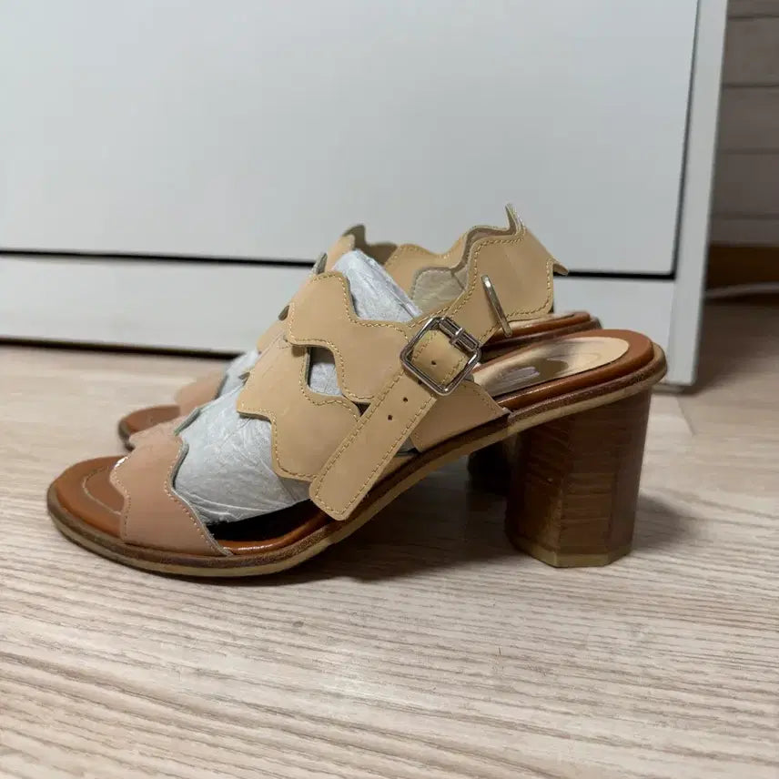 [BUNJANG] Vivi&ChouChou Leather Sandal Heels (250) / 비비앤슈슈 소가죽 샌들힐 (250)