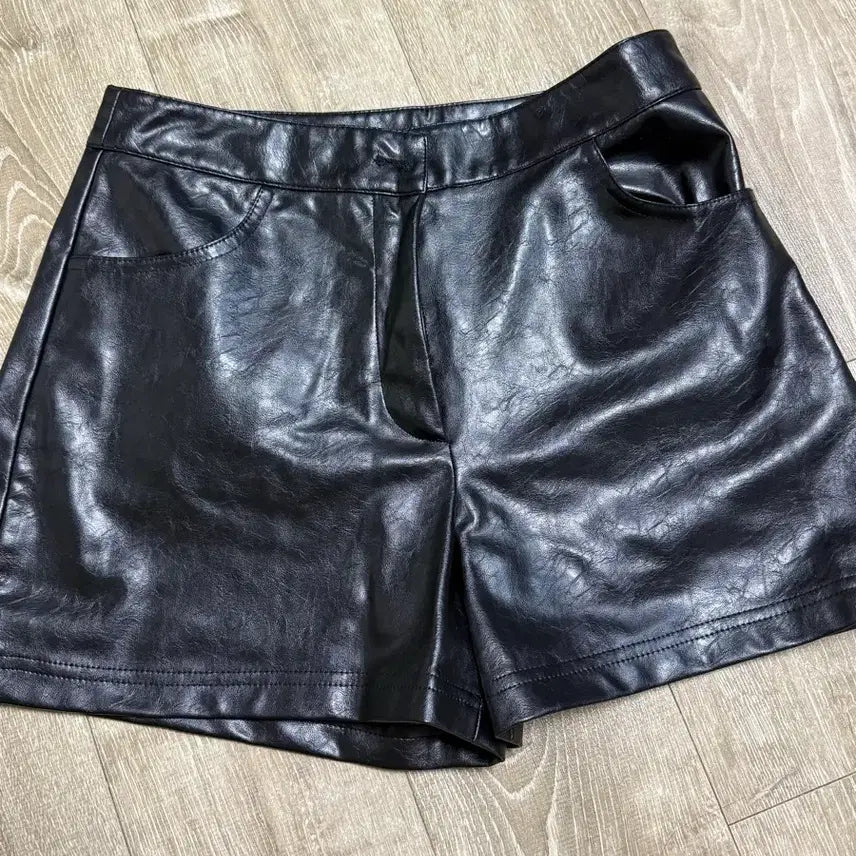 [SOLD OUT] 자라 블랙 레더 반바지 숏팬츠