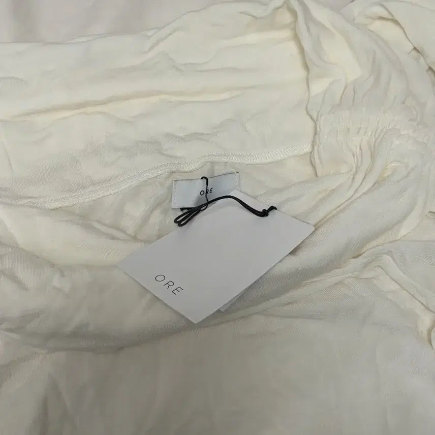 [BUNJANG] ORE Shirred Off-shoulder Top Ecru / ORE 오어 셔링 오프숄더 에크루