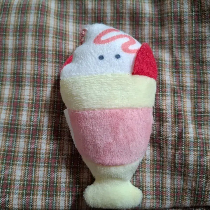 [BUNJANG] Tsuburana Hitomi Strawberry Parfait Keychain Doll / 츠부라나 히토미 딸기 파르페 인형