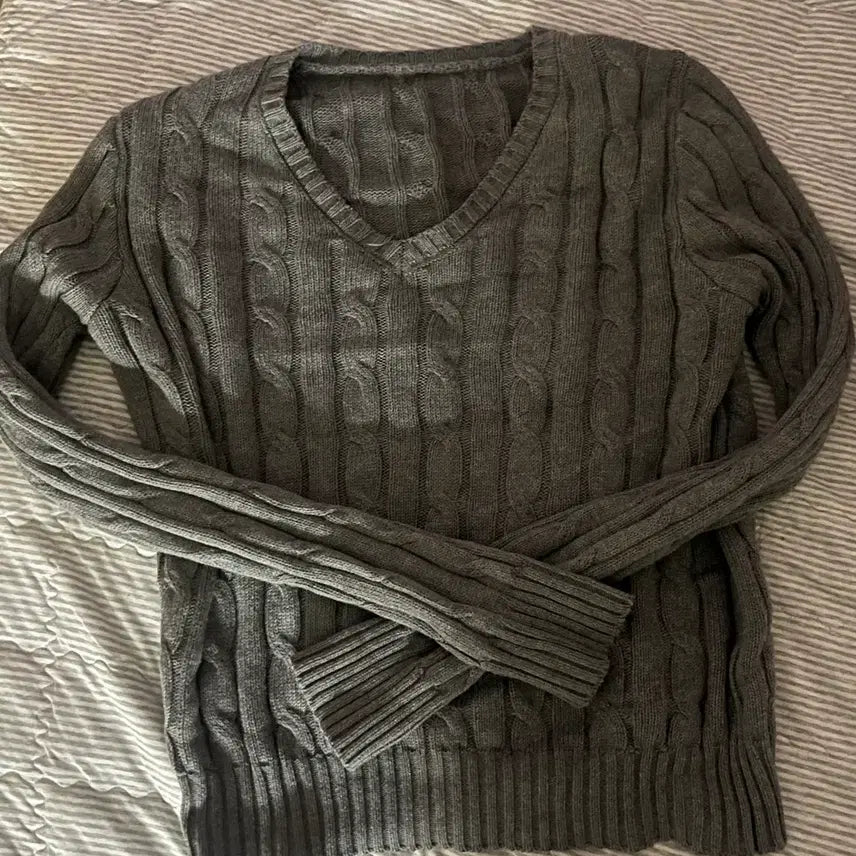 [BUNJANG] V-Neck Knit Sweater / 꽈배기 브이넥 니트