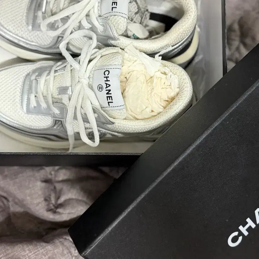 [BUNJANG] Chanel Cruise CC Mesh Sneakers / 넬 크루즈 CC 로고 메쉬 스니커즈 G39792 화이트 실버