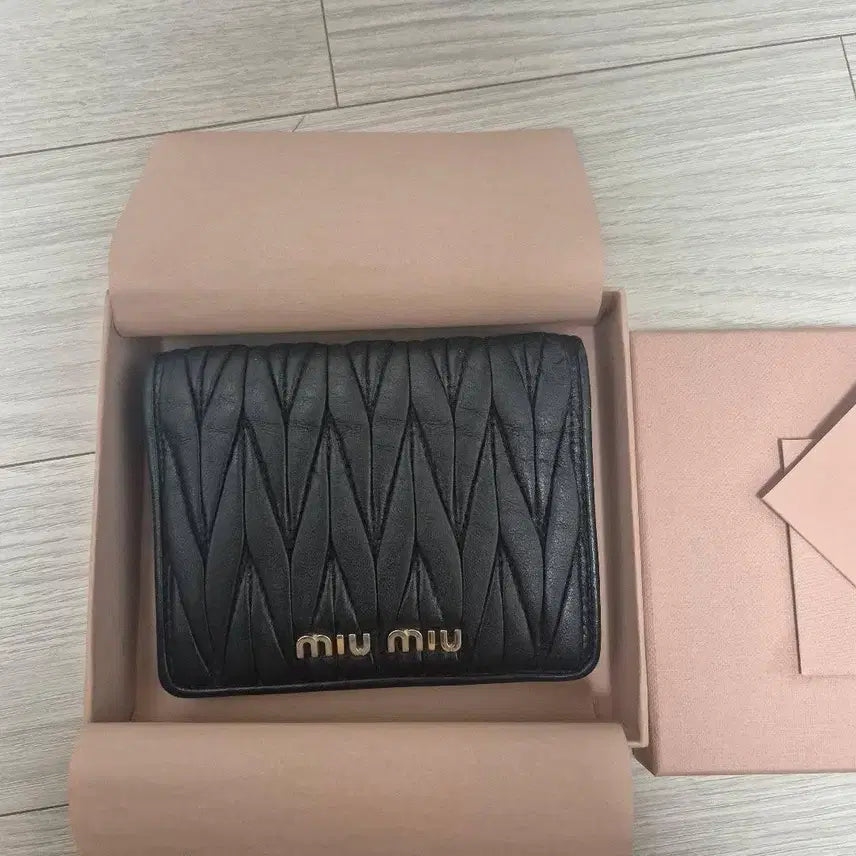 [BUNJANG] Miu Miu Matelassé Black Wallet / 미우미우 블랙 마틀라세 반지갑 (풀박스)