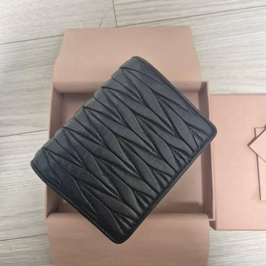 [BUNJANG] Miu Miu Matelassé Black Wallet / 미우미우 블랙 마틀라세 반지갑 (풀박스)