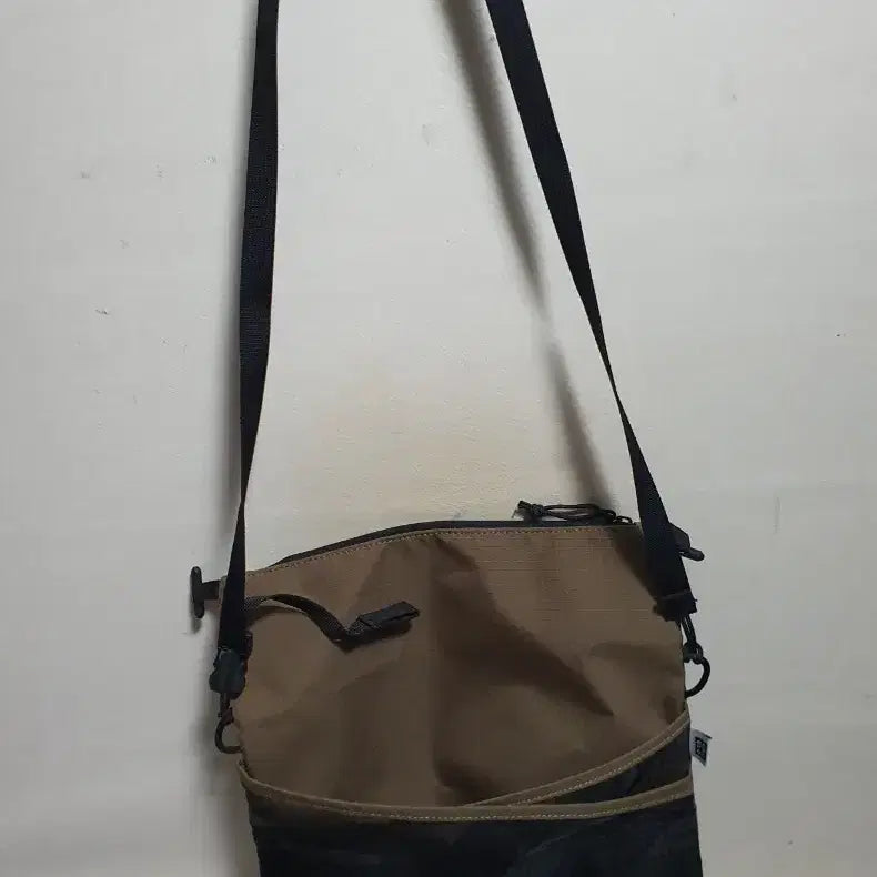 [BUNJANG] Uniqlo & Helinox Cross Bag / 가벼운 유니클로 & 헬리녹스 크로스 백 ( 미사용)