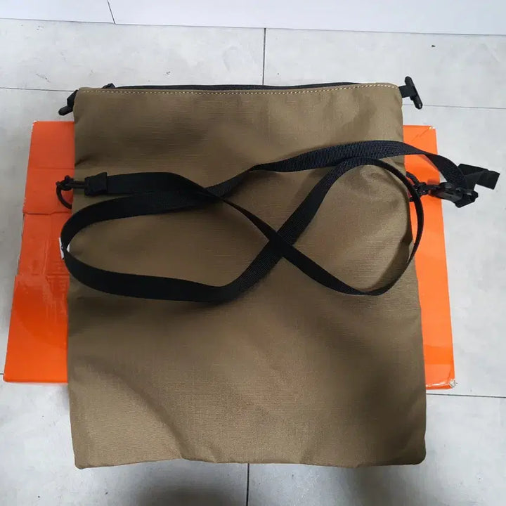 [BUNJANG] Uniqlo & Helinox Cross Bag / 가벼운 유니클로 & 헬리녹스 크로스 백 ( 미사용)