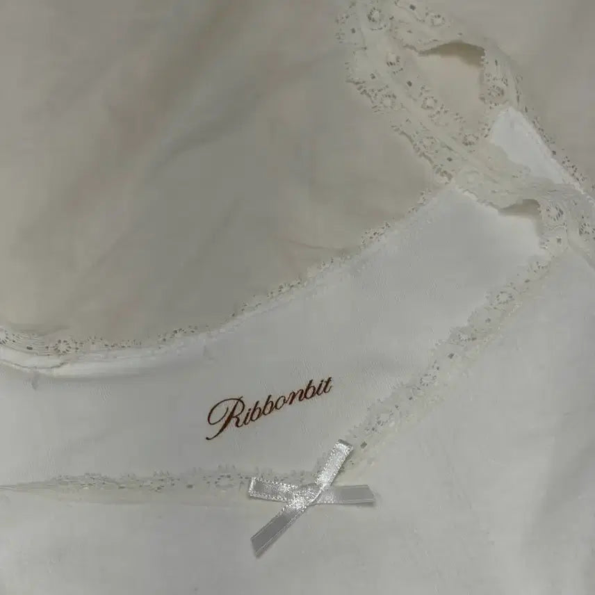 [BUNJANG] Ribbonbit Eyelet Sleeveless Top / 리본빛 아일렛 슬리브리스