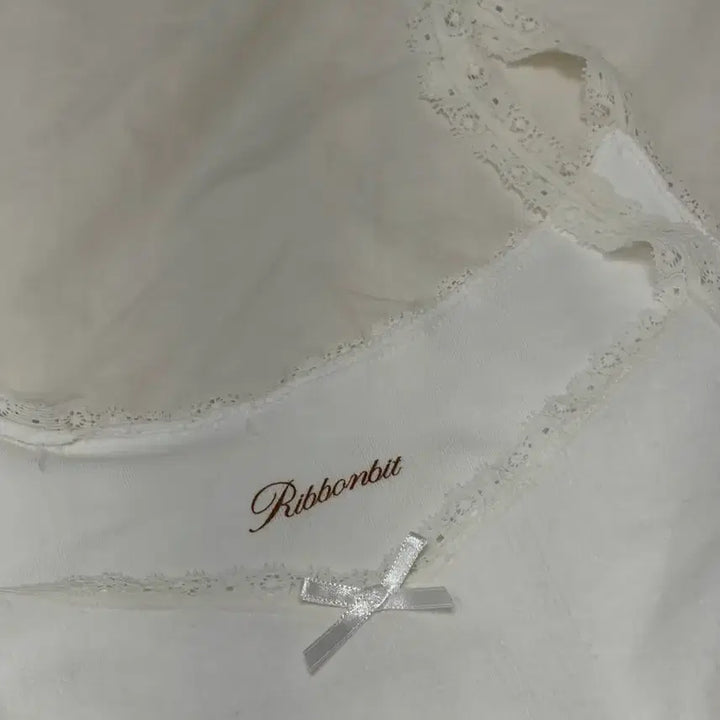 [BUNJANG] Ribbonbit Eyelet Sleeveless Top / 리본빛 아일렛 슬리브리스