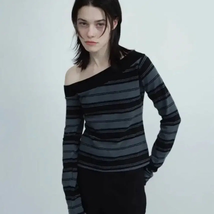 [BUNJANG] Millo Woman One Shoulder Striped Tee Gray / 밀로 우먼 원숄더 스트라이프 티 그레이