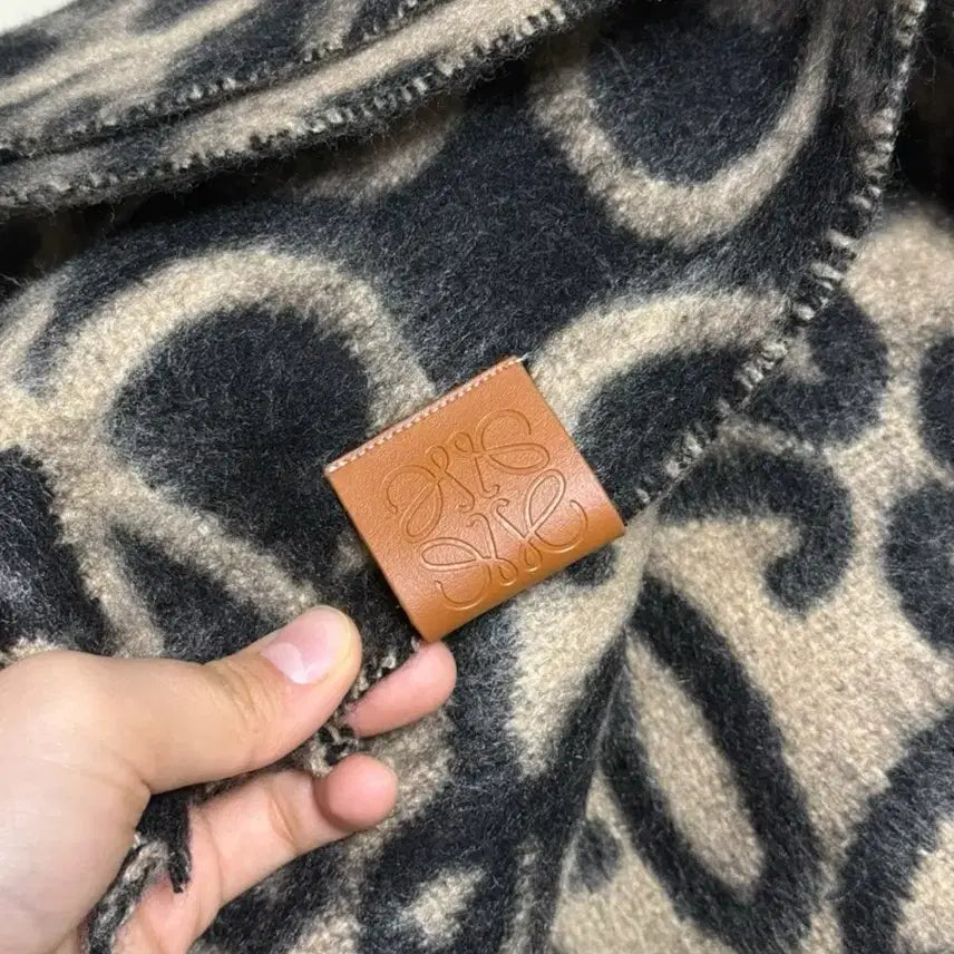 [BUNJANG] Loewe Anagram Pattern Muffler Black / 로에베 아나그램 패턴 머플러 블랙