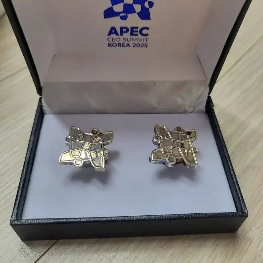 [BUNJANG] APEC 2025 Commemorative Cufflinks Silver / APEC 2025 기념 커프스 은색