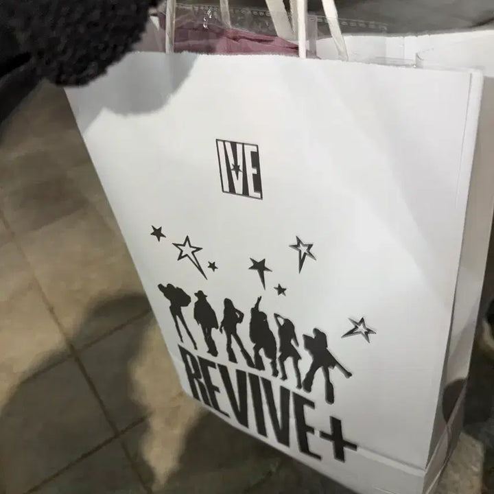 [BUNJANG] IVE An Yujin Nepa Bag Bundle / 아이브 안유진 유진 네파 가방 + 스티커 + 맥심 역조공 일괄 양도