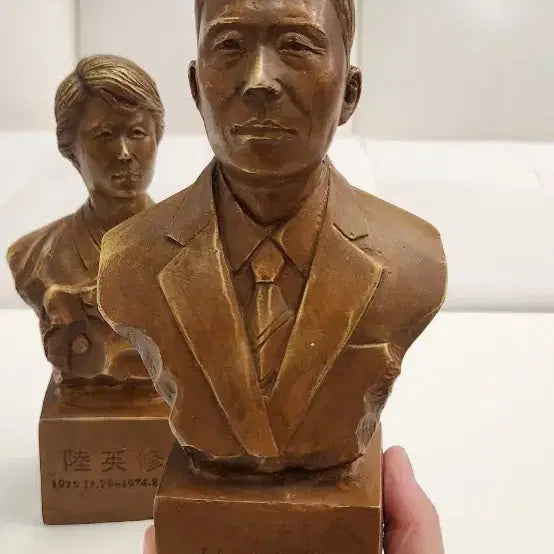 [BUNJANG] Park Chung-hee & Yuk Young-soo Bronze Busts / 박정희 대통령과 육영수여사 흉상