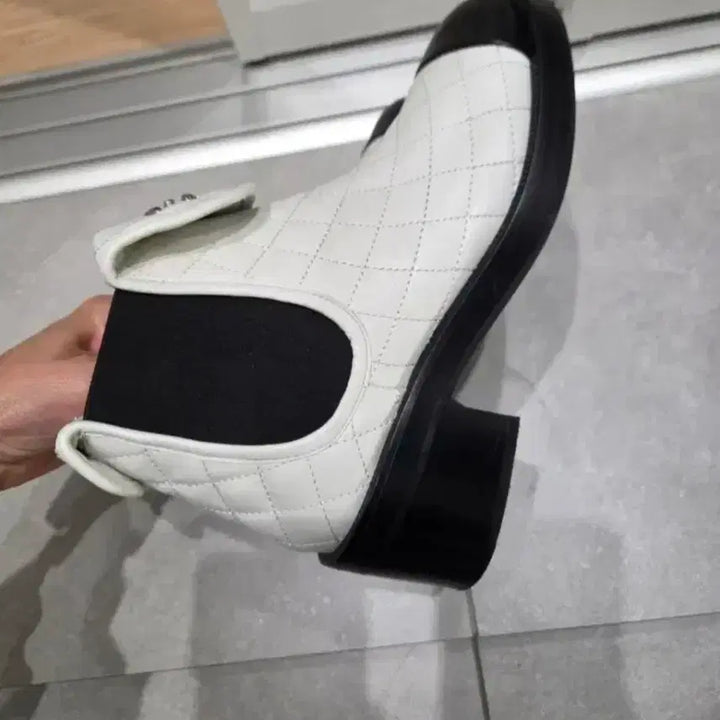 [BUNJANG] Chanel White Quilted Ankle Boots / 샤넬 화이트 퀼팅 앵클부츠