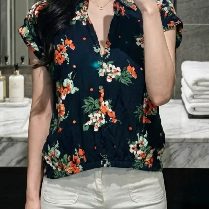 [BUNJANG] Floral V-Neck Blouse / 플라워 패턴 브이넥 블라우스 숏슬리브