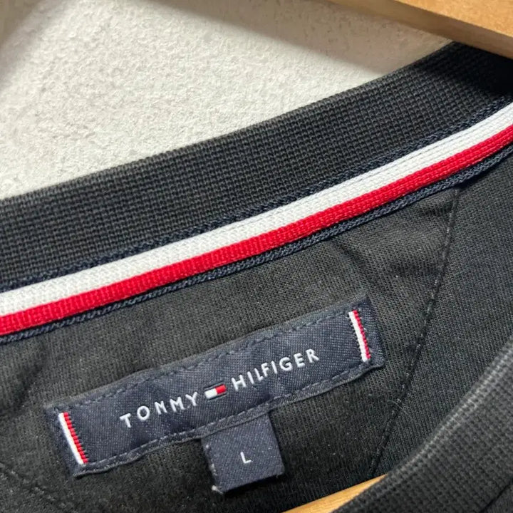 [BUNJANG] Tommy Hilfiger Black Sweatshirt L / 타미힐피거 블랙 맨투맨 티셔츠 L
