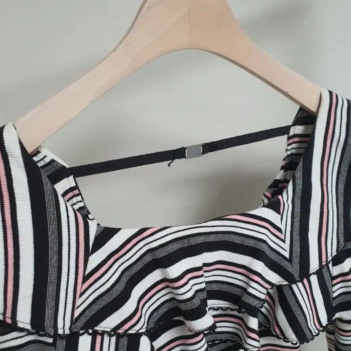 [BUNJANG] Egoist Ruffle Knit Top / 에고이스트 스판 러플니트 티셔츠