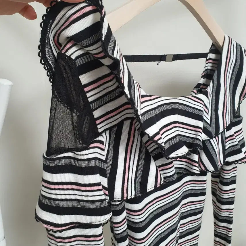 [BUNJANG] Egoist Ruffle Knit Top / 에고이스트 스판 러플니트 티셔츠