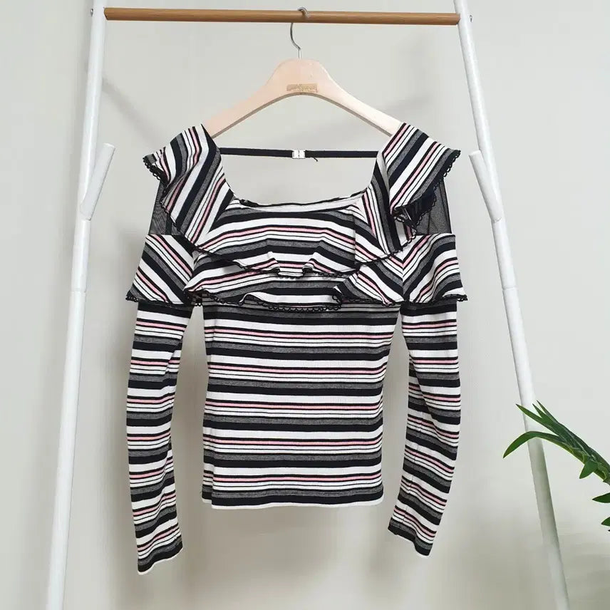 [BUNJANG] Egoist Ruffle Knit Top / 에고이스트 스판 러플니트 티셔츠