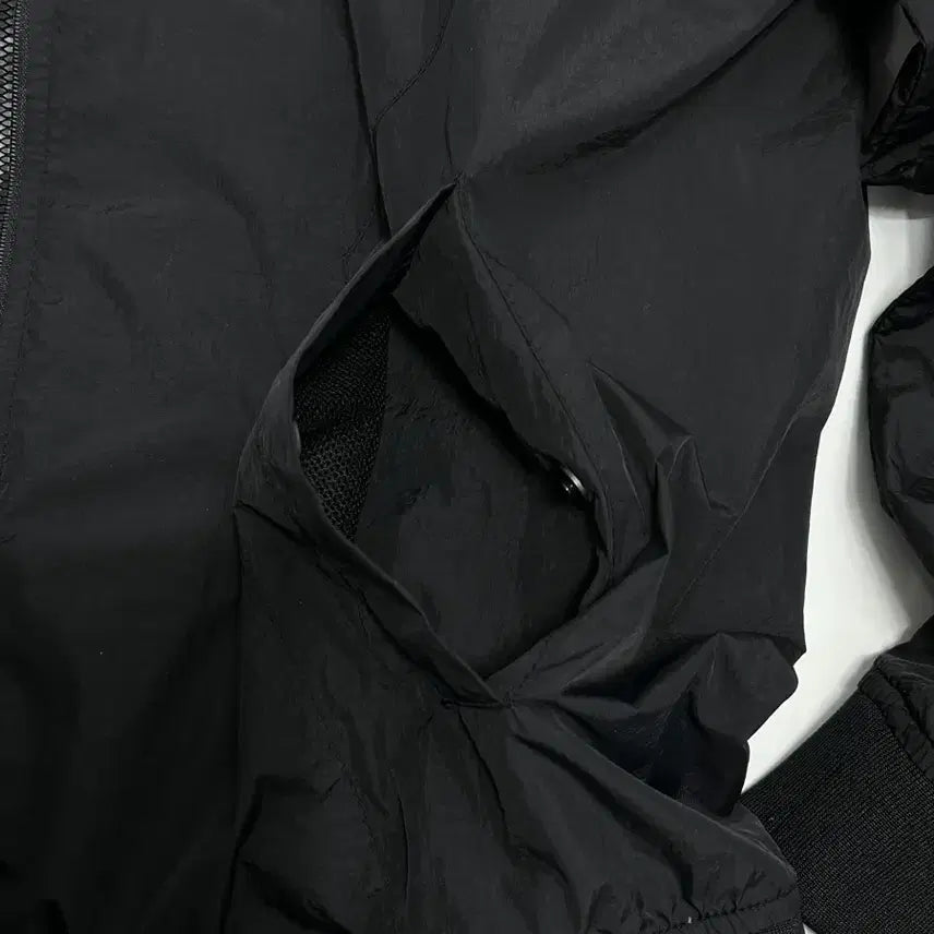 [BUNJANG] Guess Lightweight Bomber Windbreaker Jacket / 게스 경량 봄버 바람막이 자켓