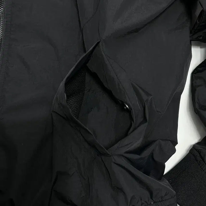 [BUNJANG] Guess Lightweight Bomber Windbreaker Jacket / 게스 경량 봄버 바람막이 자켓