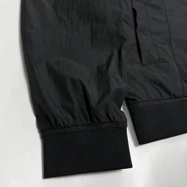 [BUNJANG] Guess Lightweight Bomber Windbreaker Jacket / 게스 경량 봄버 바람막이 자켓