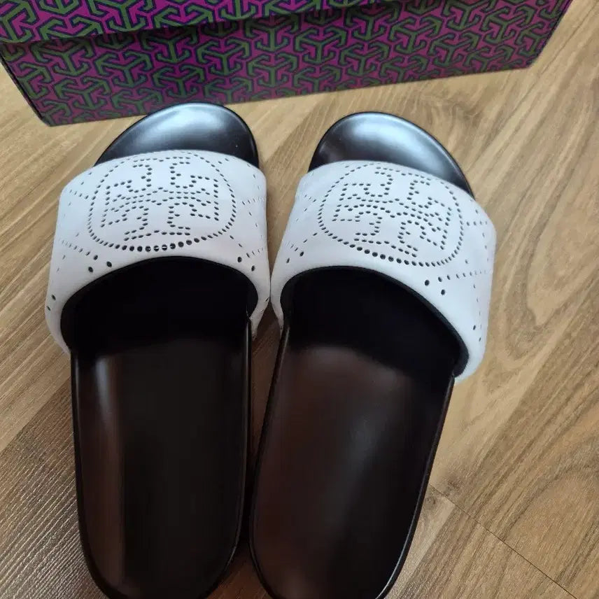 [SOLD OUT] TORY BURCH 토리버치 여성 가죽 슬리퍼 샌들