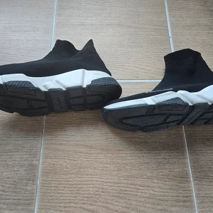 [BUNJANG] Balenciaga Speedrunner Black Sneakers (270) / 발렌시아가 스피드러너 블랙 스니커즈 (270)