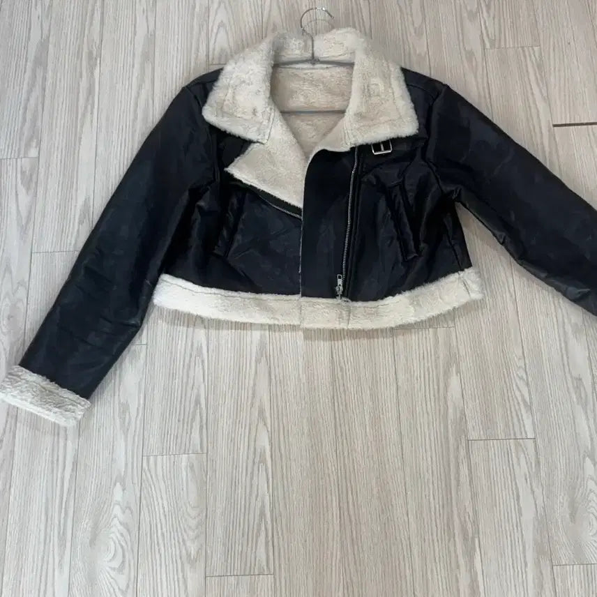 [BUNJANG] Black Cropped Faux Shearling Jacket for Women / 에이블리 블랙 크롭 무스탕 자켓 / 숏자켓
