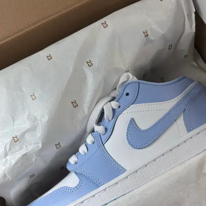 [BUNJANG] Nike Air Jordan 1 Low White Blue Sneakers (235) / 나이키 에어 조던 1 로우 화이트 블루 235