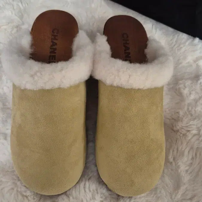 [BUNJANG] Chanel Shearling Clogs Mules (Size 36) / 샤넬 클로그 뮬(36사이즈)