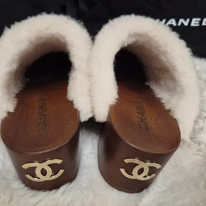 [BUNJANG] Chanel Shearling Clogs Mules (Size 36) / 샤넬 클로그 뮬(36사이즈)