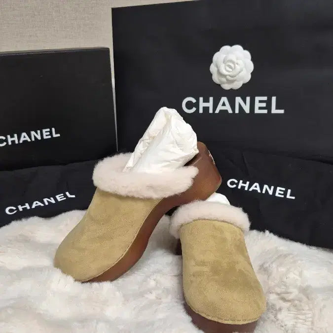 [BUNJANG] Chanel Shearling Clogs Mules (Size 36) / 샤넬 클로그 뮬(36사이즈)