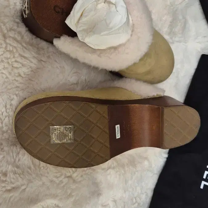 [BUNJANG] Chanel Shearling Clogs Mules (Size 36) / 샤넬 클로그 뮬(36사이즈)