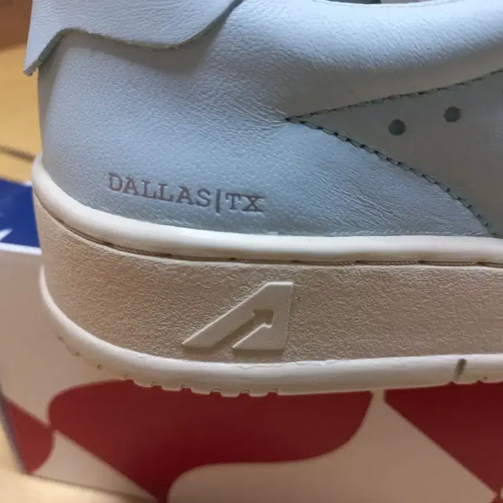 [BUNJANG] Autry Dallas Sky Blue Sneakers / [260] 오트리 달라스 스카이블루 41사이즈 새상품