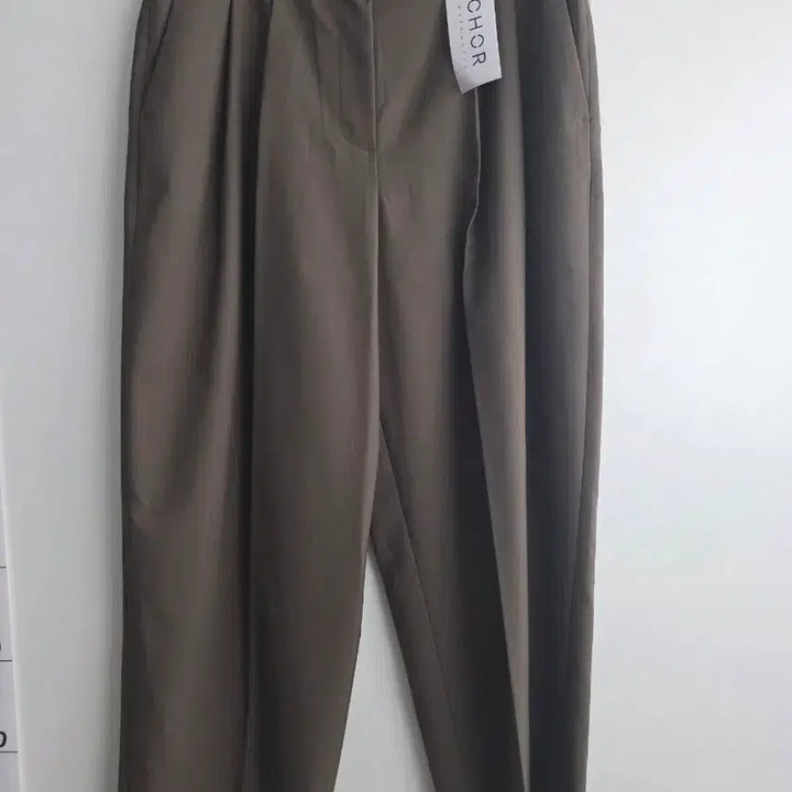 [BUNJANG] Core Authentic Barrel Leg Crop Trousers / 코어어센틱 배럴 레그 크롭 트라우저 카키브라운