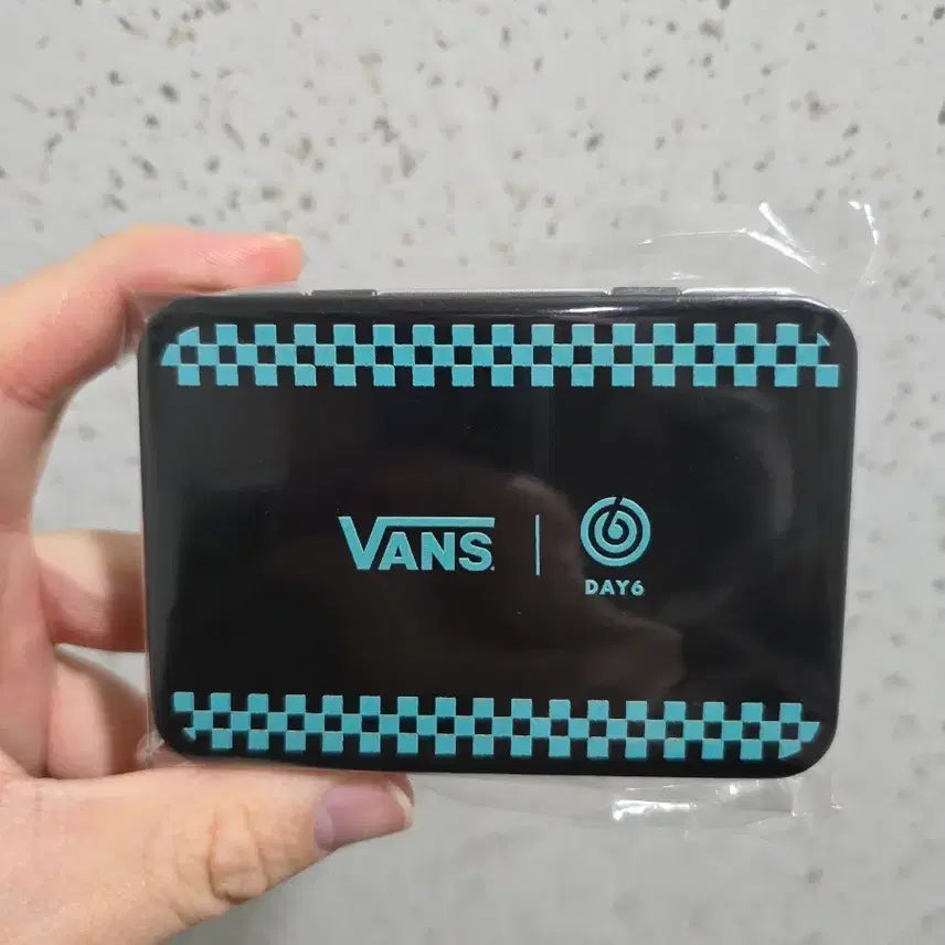 [BUNJANG] Vans Day6 Collaboration Square Tin Case / 반스 데이식스 콜라보 사각틴케이스