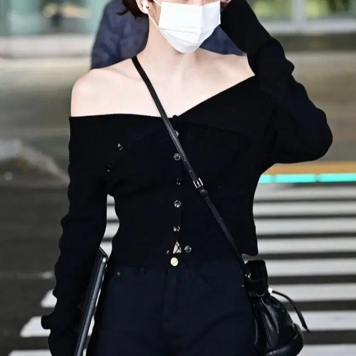 [BUNJANG] Grove Bind Off-Shoulder Knit Cardigan Black / 그로브 바인드 가디건(한소희 착용 오프솔더 니트 가디건 블랙)