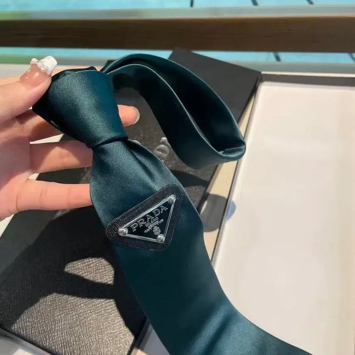 [BUNJANG] Prada Silk Green Necktie / 프라다 새로운 스타일의 개성 넘치는 캐주얼 비즈니스 그린 넥타이