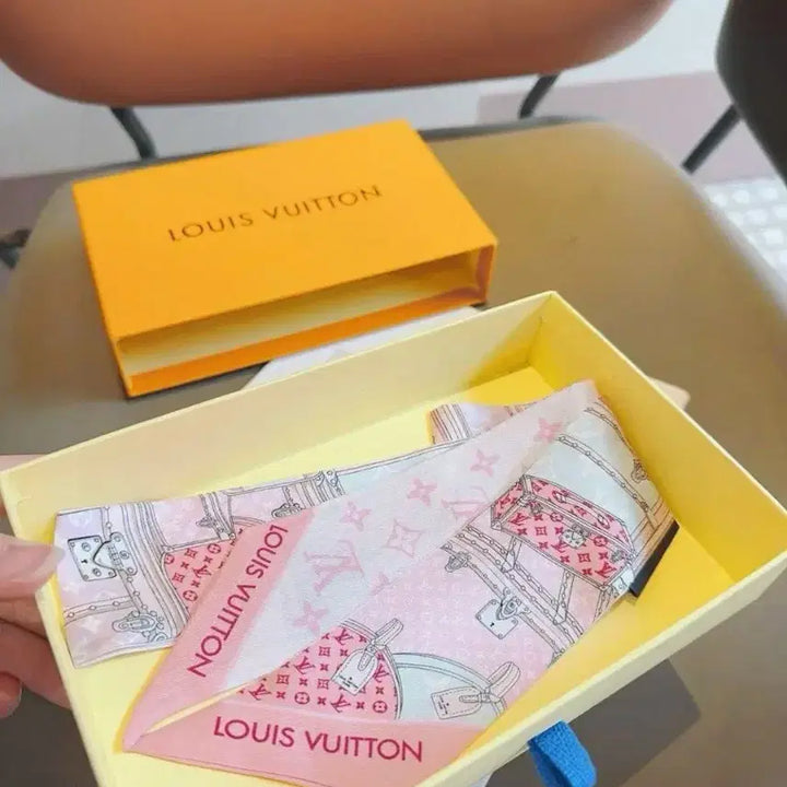 [BUNJANG] Louis Vuitton Silk Scarf Ribbon Hair Tie / 루이비통 신상 여성용 실크 스카프 리본 헤어 타이 넥타이