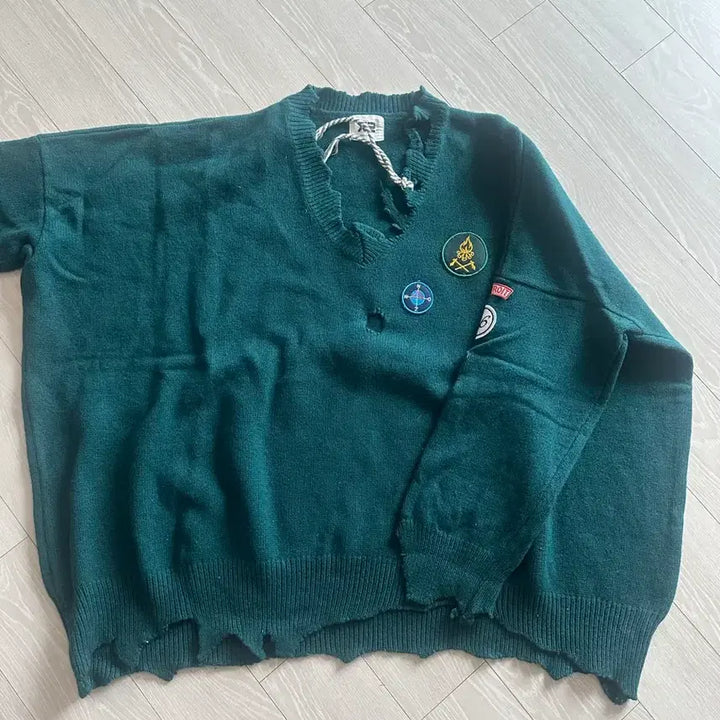 [BUNJANG] X2 Green V-Neck Patch Knit Sweater / X2 그린 V넥 패치 니트