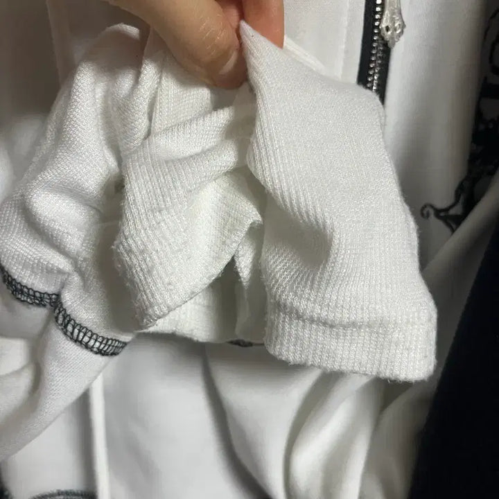[BUNJANG] Strawberry Boutique Scully White Zip-up Hoodie / 가격 동결)) 딸기 부티크 스컬리치 화이트 집업 후드